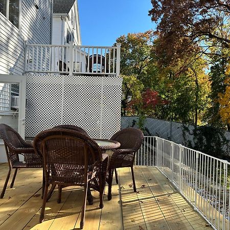 Room In Single Family House - Suburban Neighborhood In Boston Room photo