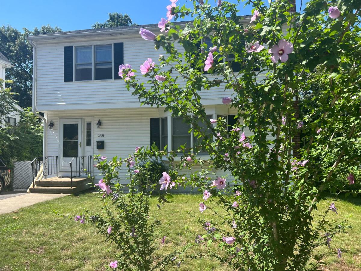 Room In Single Family House - Suburban Neighborhood In Boston Exterior photo