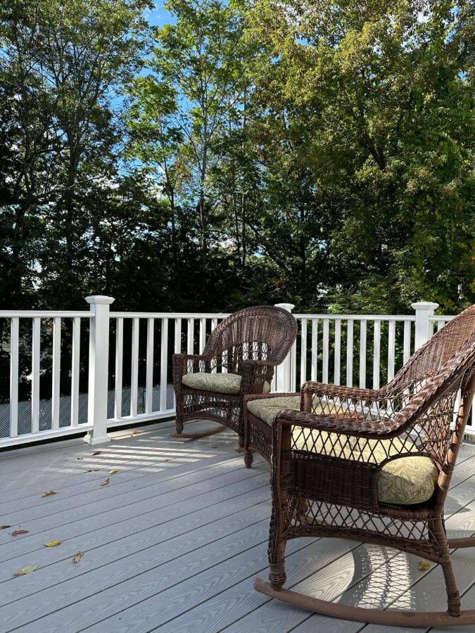 Room In Single Family House - Suburban Neighborhood In Boston Exterior photo