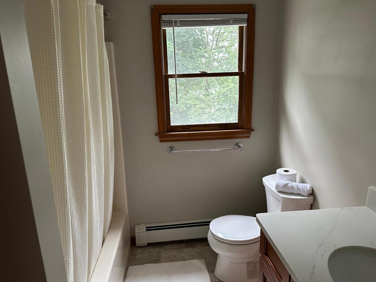 Room In Single Family House - Suburban Neighborhood In Boston Exterior photo