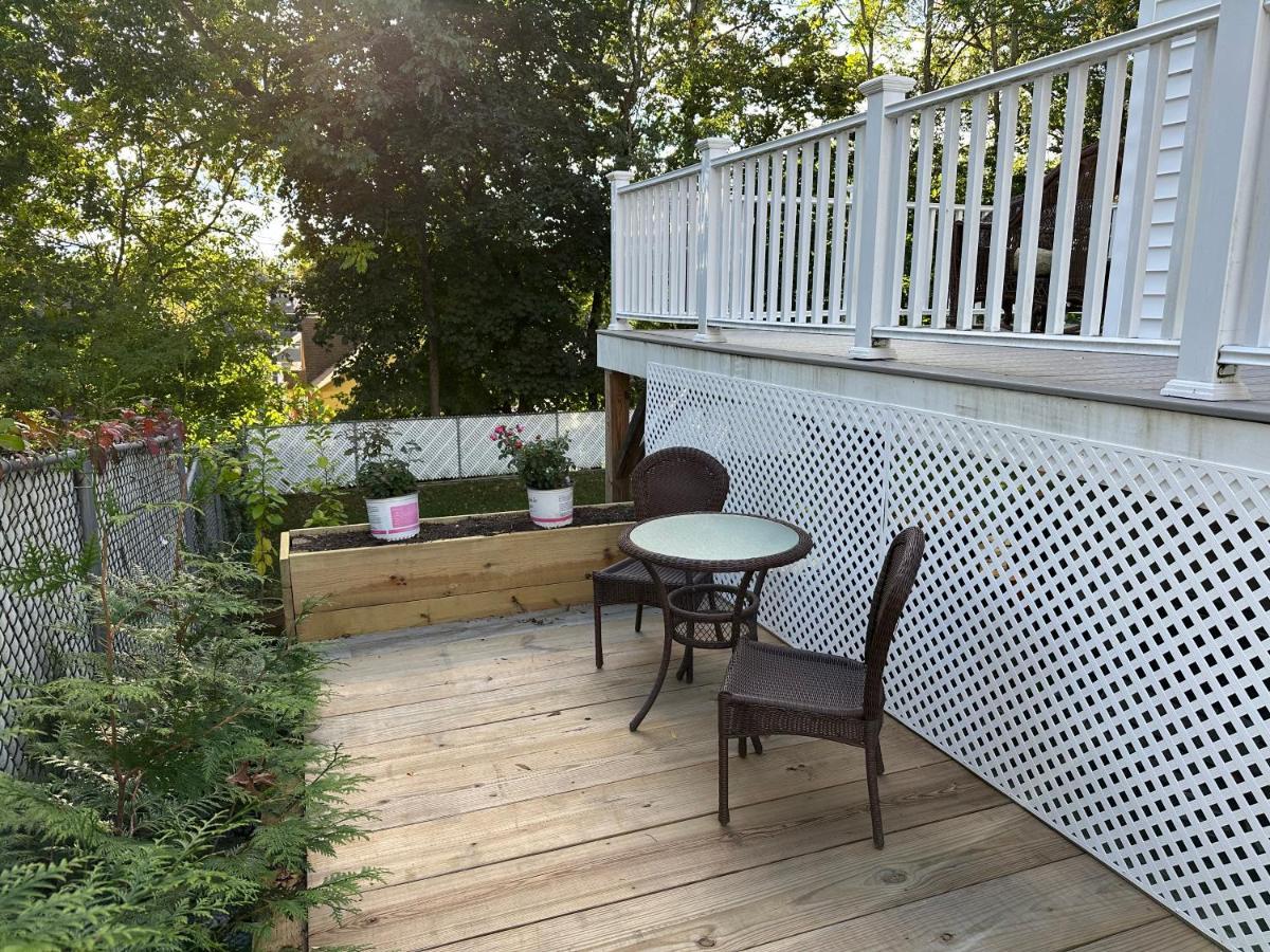 Room In Single Family House - Suburban Neighborhood In Boston Exterior photo