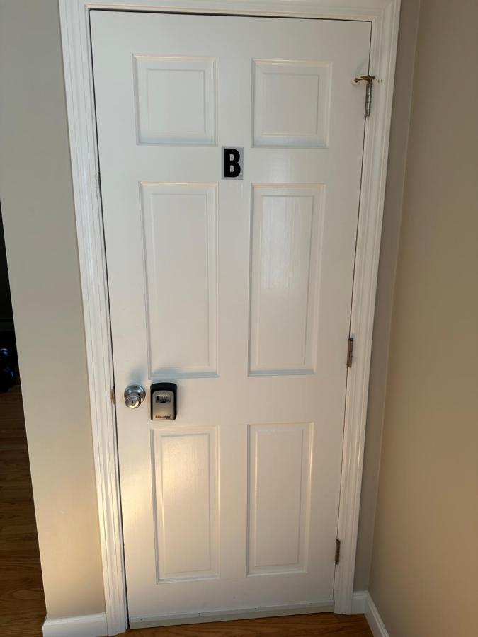 Room In Single Family House - Suburban Neighborhood In Boston Room photo