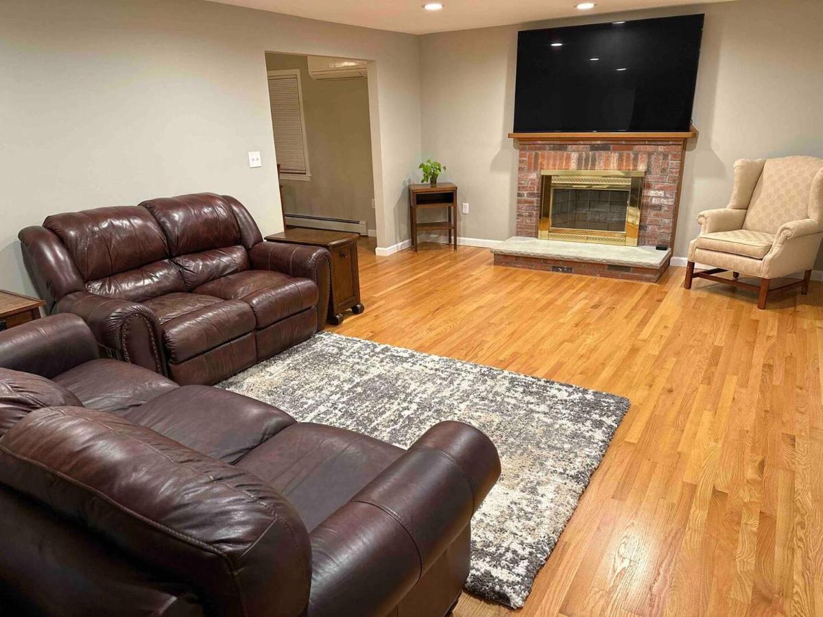 Room In Single Family House - Suburban Neighborhood In Boston Exterior photo