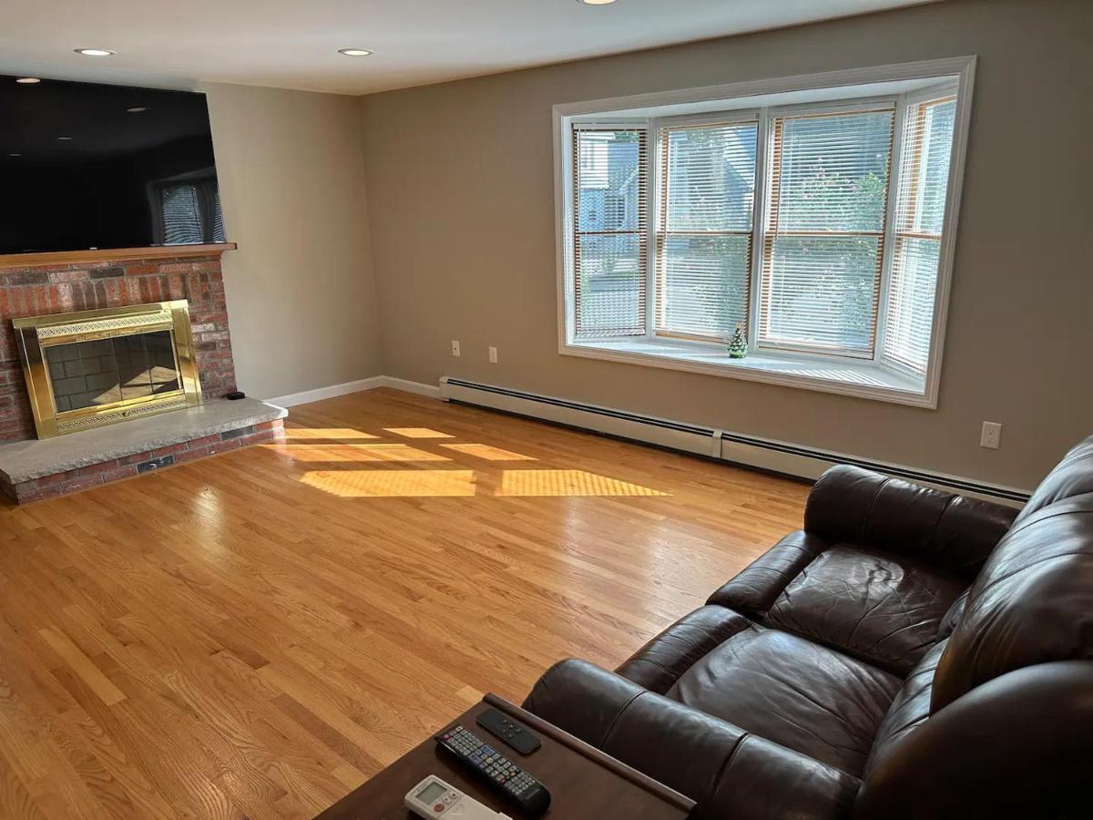 Room In Single Family House - Suburban Neighborhood In Boston Exterior photo