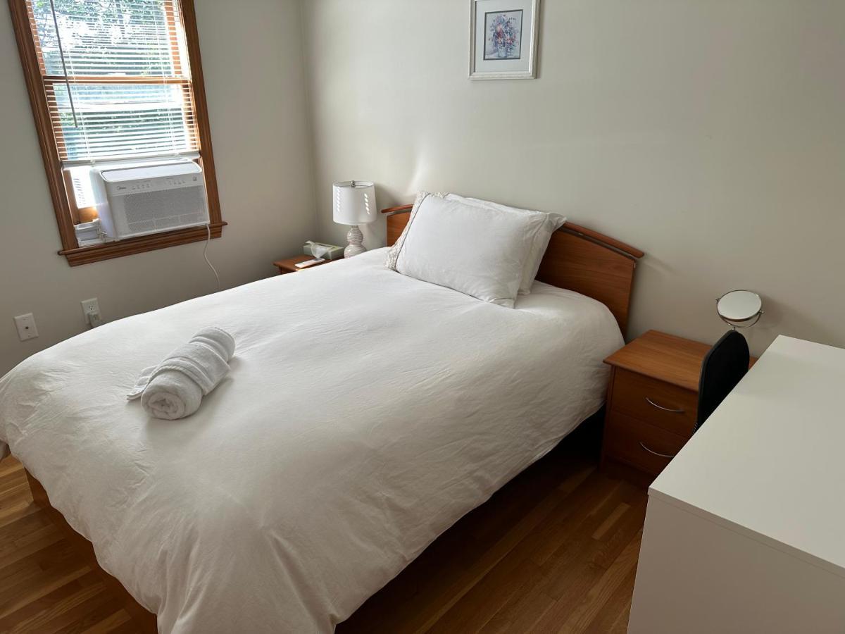 Room In Single Family House - Suburban Neighborhood In Boston Room photo