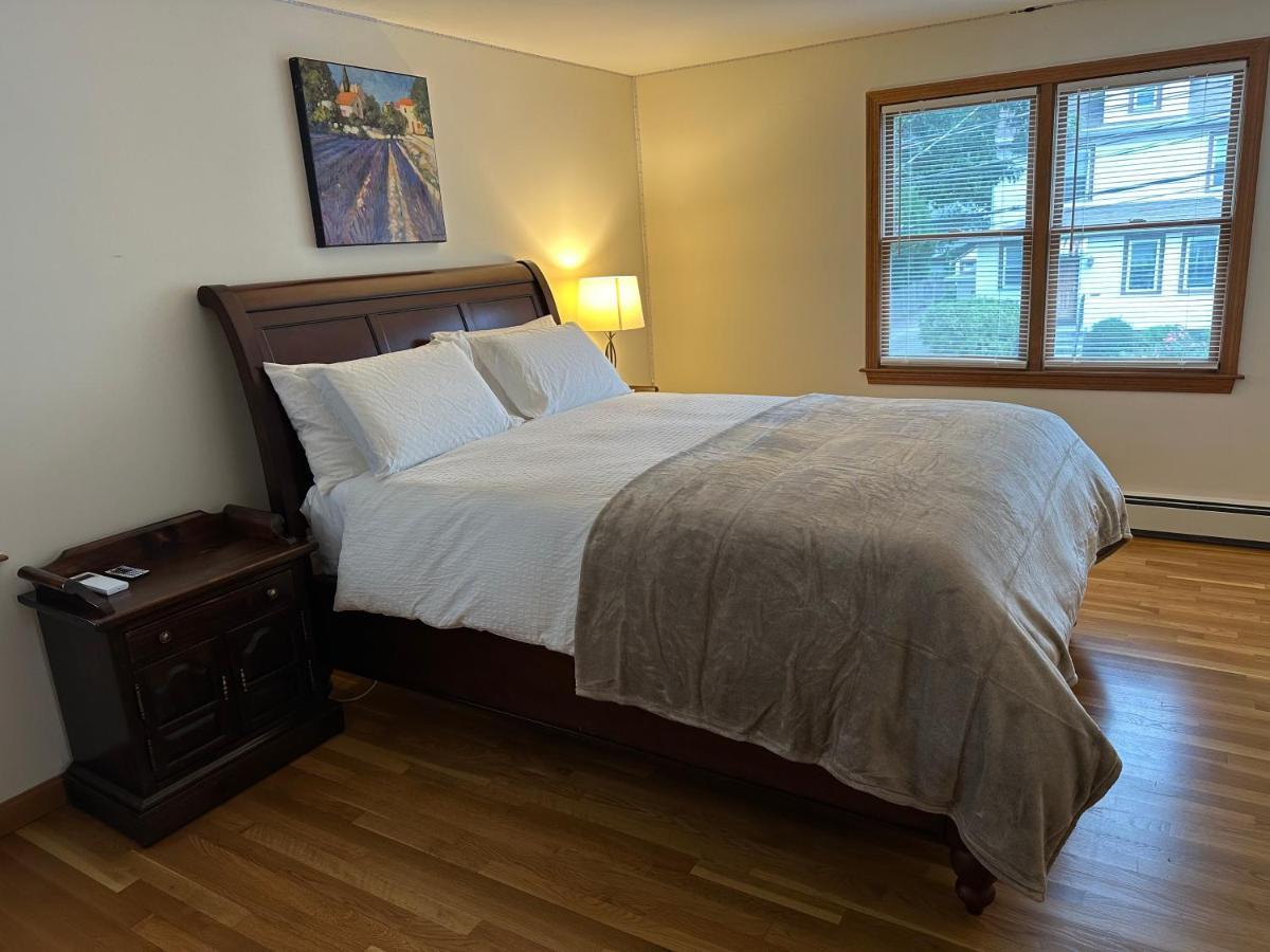 Room In Single Family House - Suburban Neighborhood In Boston Room photo
