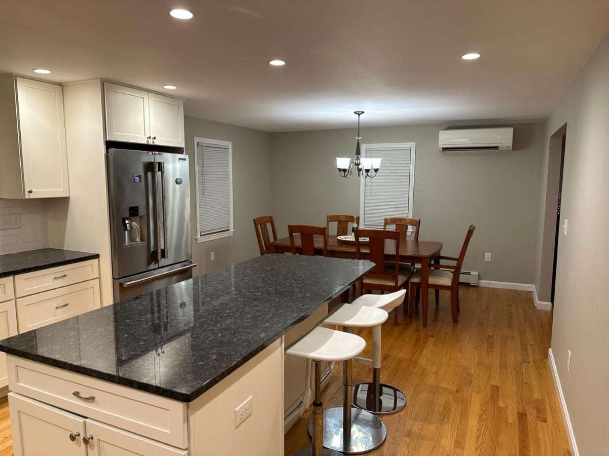 Room In Single Family House - Suburban Neighborhood In Boston Exterior photo