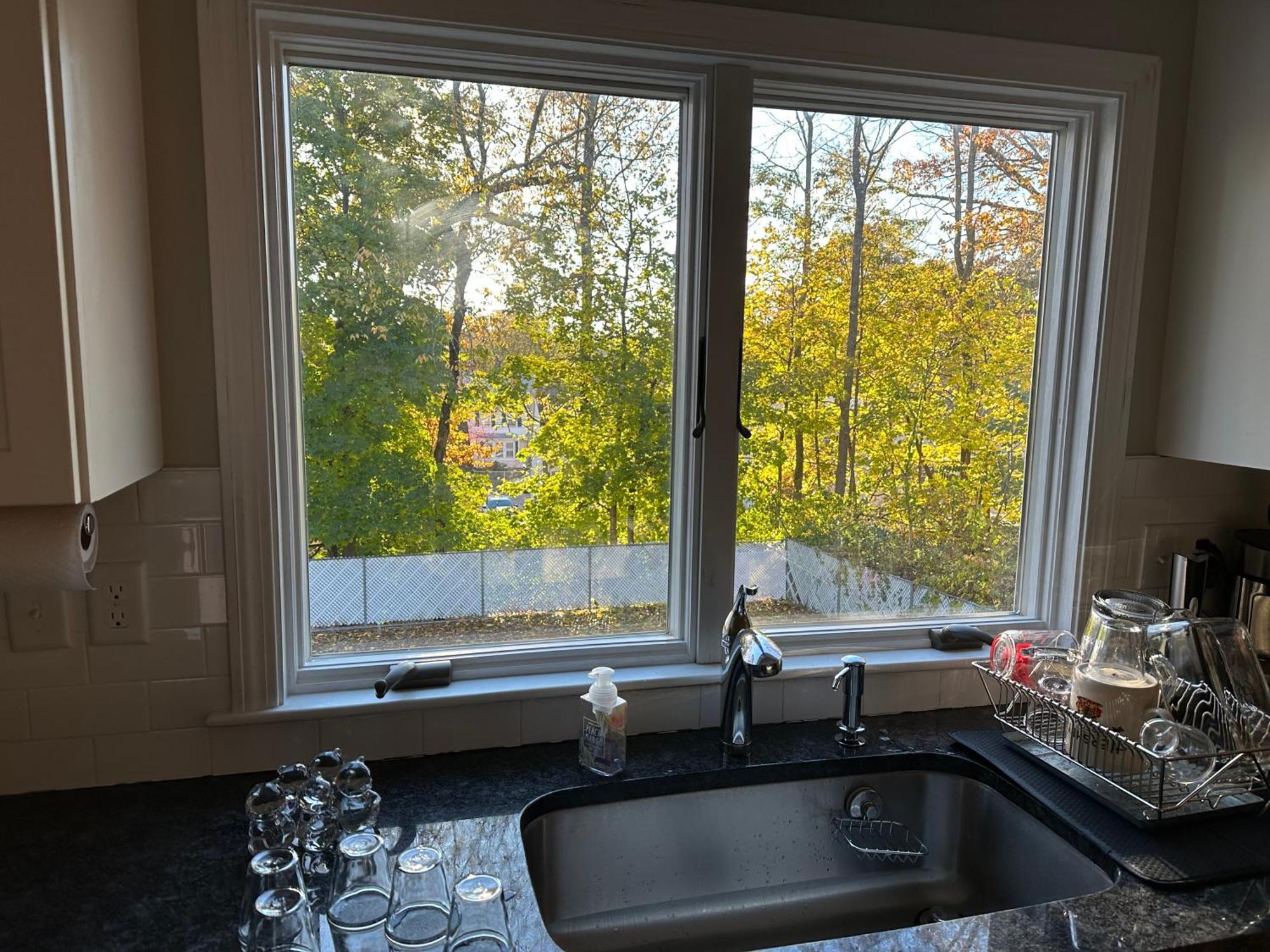 Room In Single Family House - Suburban Neighborhood In Boston Exterior photo